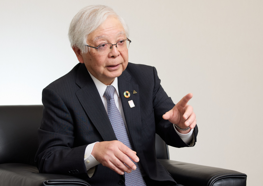 代表取締役社長 箱守 一昭 対談姿